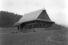 8_Valašská dědina, zasazení chalupy v terénu, 1970 / The Wallachian Village, setting the cottage in the terrain, 1970