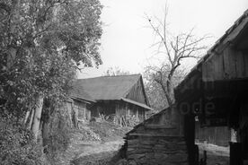 1_ Mališova kula v Lužné, v pozadí dům čp. 27, před rokem 1964 / The group of cottages owned by Mališ’ relatives in Lužná, building no. 27 in the background, before 1964