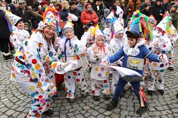 Dopolední část programu patří masopustnímu průvodu dětí z hlineckých škol a okolí, 2024. Foto: Pavel Bulena, Muzeum v přírodě Vysočina