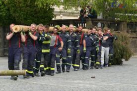 Ruční doprava máje na místo stavění v Chrudimi, 2022. Foto: Iva Kopecká, Regionální muzeum v Chrudimi