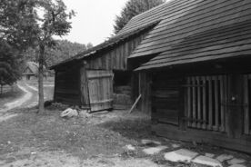 9_Usedlost v muzeu, stodola s chlívky, 1986 / The farmstead at the museum, barn with cowsheds, 1986