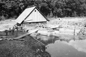 6_ Mlýnská dolina, stavba vodních náhonů k valše, 1982 / Water Mill Valley, building the millraces for the fulling mill, 1982