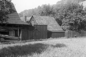 4_Stavba chléva, oplocení usedlosti, 1973 / Construction of the cowshed, farmstead fencing, 1973