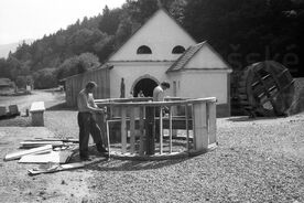 9_ Hotovení vodního kola k hamru, 1988 / Making the water wheel for the tilt-hammer, 1988