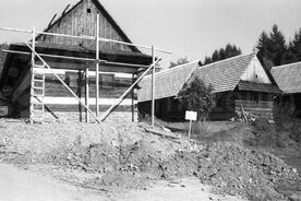 9_Valašská dědina, dostavba posledního domu Hrozenkovské terasy, chalupa čp. 60, 2007 / The Wallachian Village, completion of the final house at the Hrozenkov Terrace, cottage no. 60, 2007