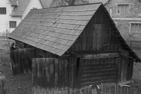 3_ Stodola u domu čp. 32 před demontáží, 1970 / The barn next to house no. 32 before dismantling, 1970