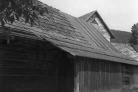 3_Krytý vstup do domu, 1965 / The covered entrance to the building, 1965