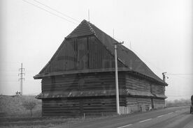 2_ Sýpka z Heřmanic na původním místě, 1978 / The granary from Heřmanice on its original site, 1978