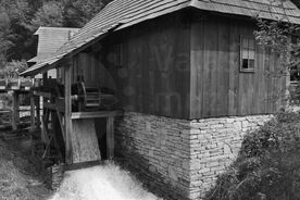 9_Vodní kola pily v Mlýnské dolině, 1986 / The waterwheels of the sawmill in Water Mill Valley, 1986