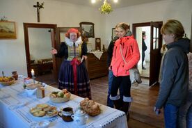 Hanácké muzeum v přírodě v Příkazích, program Hliněné stavitelství a hanácké kroje