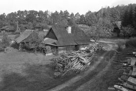 9_ Valašská dědina, v popředí usedlost z Valašské Polanky, 1984 / The Wallachian Village, the farmstead from Valašská Polanka in the foreground, 1984