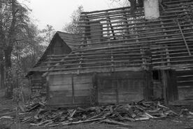 4_ Demontáž obytného domu, 1967 / Dismantling the house, 1967