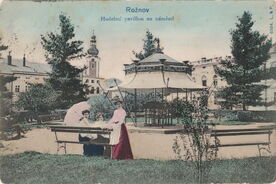 Kolorovaná pohlednice – rožnovské náměstí s altánem kolem roku 1901