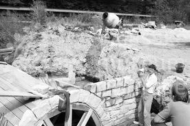 7_ Stavba kamenného mostku u hamru, 1987 / Building the stone bridge by the tilt-hammer, 1987