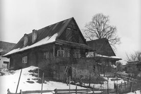 2_Nový Hrozenkov, pohled na chalupy čp. 10 a 11, 1973 / Nový Hrozenkov, view of cottages nos. 10 and 11, 1973