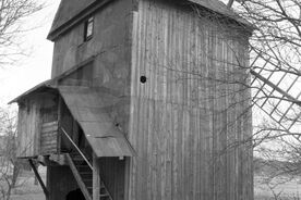 4_Kladníky, vstupní strana mlýna, 1982 / Kladníky, the entrance side of the mill, 1982