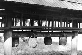 Úlik z Fryštáku se slaměnými koši k hašení, foto Bedřich Přikryl, 1969