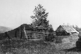 5_Dolní Bečva, salaš s pajtou a kolibou na Radhošti, nedat. / Dolní Bečva, set of highland seasonal sheep farming facilities with an open shed and shepherd’s hut on Radhošť, undated