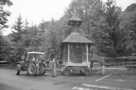 4_ Převážení zvoničky pomocí traktoru do Mlýnské doliny, 2008 / Transporting the bell tower to Water Mill Valley, 2008