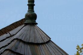 8_ Detail zdobného prvku – makovice na střeše kostela, kopie / Detail of a decorative feature – a ball-and-point finial on the church roof, copy