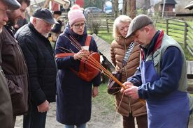 Možnost vyzkoušet si pletení pomlázky na Veselém Kopci, 2023. Foto: Pavel Bulena, Muzeum v přírodě Vysočina.