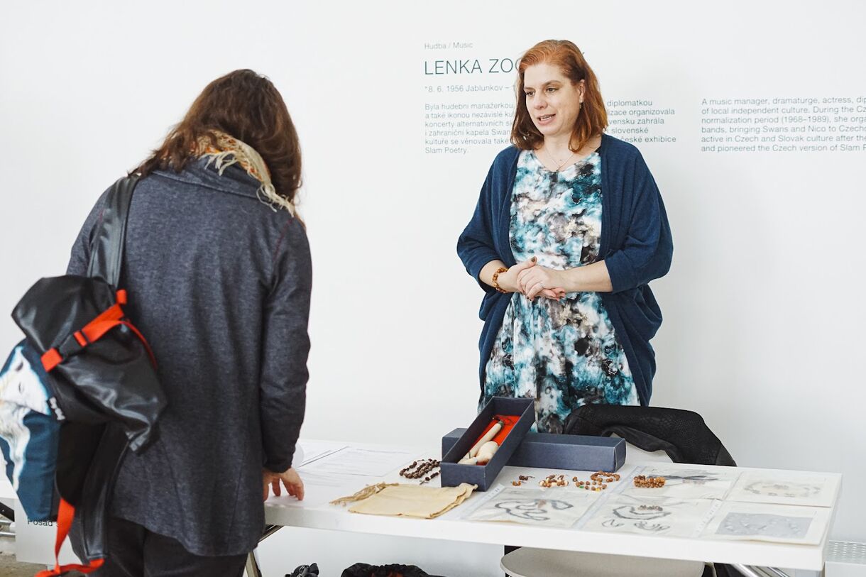 Soňa Pelclová z Muzea v přírodě Vysočina s příspěvkem o klokočí na konferenci Folklore´s not dead, 2025. Foto: Jana Dúbravčíková, Nadace Veronika
