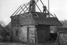 3_Lutonina, demontáž kovárny před převozem do muzea, 1962 / Lutonina, dismantling the smithy before transport to the museum, 1962