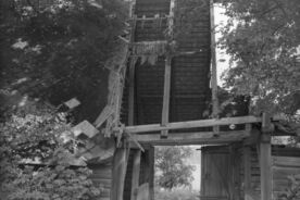 5_Hodslavice, mlat a průjezd polygonální stodolou, 1968 / Hodslavice, the threshing floor and passageway through the polygonal barn, 1968