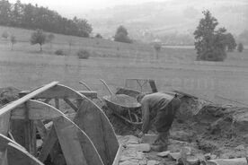 3_Valašská dědina, stavba komory, bednění klenby sklepa, 1964 / The Wallachian Village, construction of the storage house, the formwork for the cellar vault, 1964