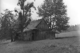 3_Karolinka-Rákošové, umístění domu v terénu, 1963 / Karolinka-Rákošové, the location of the building in the landscape, 1963