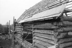 8_Valašská dědina, pokrývání střechy šindelem, 1998 / The Wallachian Village, roofing with shingles, 1998