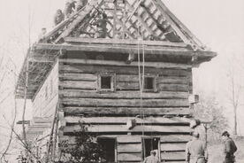 7_Valašská dědina, stavba fojtství, krytí střechy šindelem, 1969 / The Wallachian Village, construction of the reeve’s house, roofing with shingles, 1969