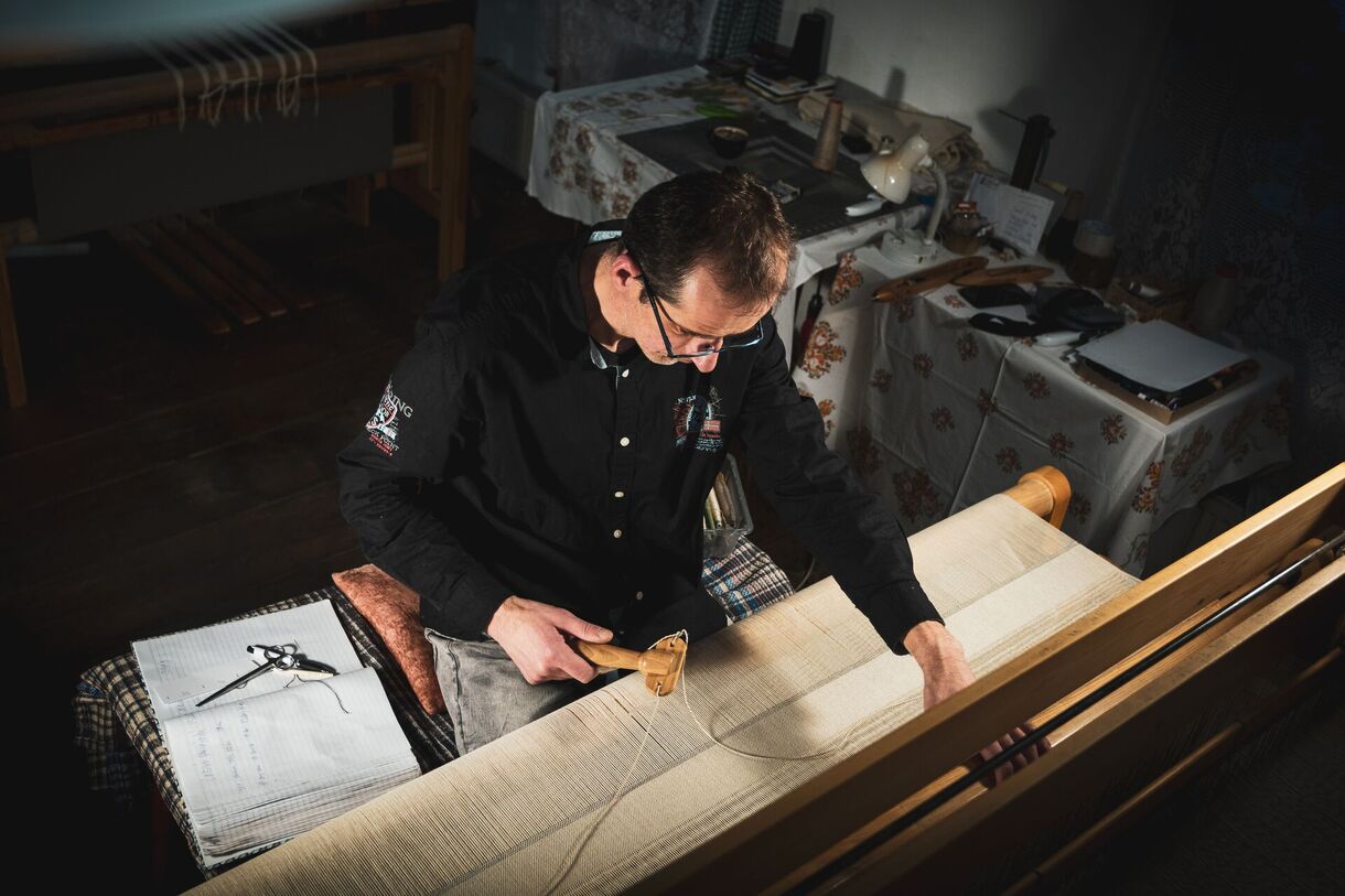 Tkadlec Josef Fidler v Tkalcovně na Betlémě, 2022. Foto: Petr Slíva