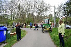Doprava máje pomocí techniky v Dolech u Luže v roce 2019<br />  (zdroj: Lenka Jedličková, Dokumentační fond Národního muzea v přírodě, Muzeum v přírodě Vysočina)