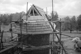 7_Pokrývání střechy kaple šindelem, 2011 / Roofing the chapel with shingles, 2011