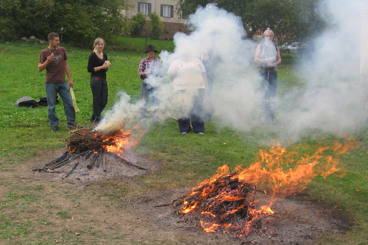 Brambory pečené v ohníčku, 2012. Foto: Archiv Muzea v přírodě Vysočina.