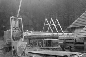 4_ Výstavba rekonstrukce mlýna v Mlýnské dolině, hotovení střešní konstrukce krovu 1979 / Building the reconstruction of the mill in Water Mill Valley, 1979