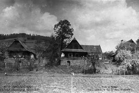 1_Nový Hrozenkov - Hrozenkovská terasa, uprostřed dům čp. 11. Reprodukce pohlednice, kolem roku 1920 / Nový Hrozenkov – Hrozenkov Terrace, in the middle house no. 11. Reproduction of a postcard, around 1920