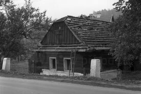 2_ Dům čp. 32 před převozem do muzea, 1967 / House no. 32 before transport to the museum, 1967