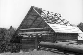 7_Valašská dědina, stavba chléva, krytí střechy šindelem, 1966 / The Wallachian Village, construction of the cowshed, roofing with shingles, 1966
