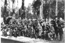 Členové paravýsadku Jána Ušiaka, který se stal základem 1. čs. partyzánské brigády Jana Žižky. V horní řadě, pátý zprava: Ján Ušiak, velitel výsadku. (Zdroj: Muzeum regionu Valašsko)