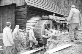 9_ Mlýnská dolina, oprava vodního kola valchy, 1998 / Water Mill Valley, the repair of the fulling mill’s waterwheel, 1998