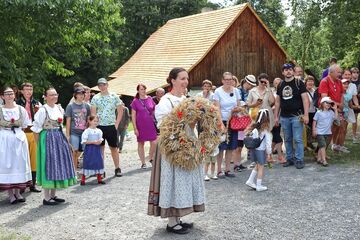 Předání dožínkového věnce před statkem z Mokré Lhoty, 2025. Foto: Pavel Bulena, Muzeum v přírodě Vysočina