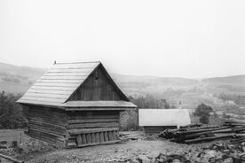 5_ Komora před dokončením stavby v muzeu, 1964 / The storage house before completion of the building at the museum, 1964