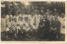 Mládež s farářem u příležitosti konfirmace, Raná, 1925.<br />  (Foto: Autor neznámý, Dokumentační fond MVP)