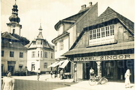 2_ Žingorova chalupa na Rožnovském náměstí, 1960 / Žingor´s house on its original site on the square in Rožnov pod Radhoštěm, 1960