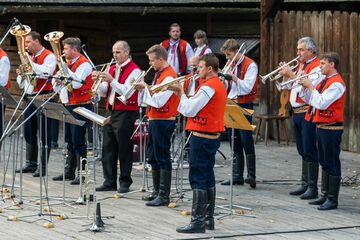 HRÁLA MUZIKA