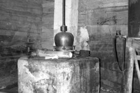 2_Interiér palírny na původním místě v Lačnově, 1968 / Vlček´s distillery interior on its original site, 1968