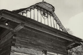2_Seninka, detail zdobeného štítu komory, nedat. / Seninka, detail of the decorated gable of the storage house, undated