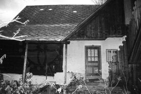 5_Zadní vchod do domu, 1998 / The rear entrance to the building, 1998